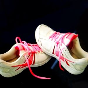 Tennis shoes